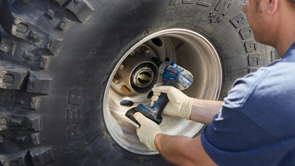 Bosch 18V 1/2″ Mid Torque Impact Wrench Kit Connected Ready with Frictin Ring and Thru Hole and 2 CORE18V 4.0 Ah Compact Batteries - Ascmtools