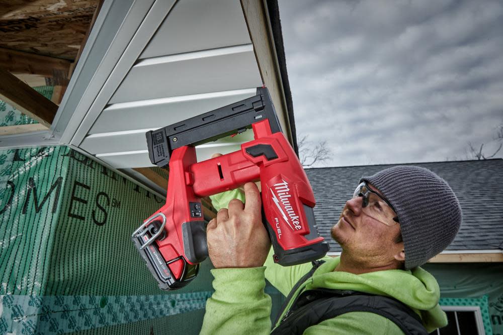 Milwaukee M18 FUEL 18ga 1/4″ Narrow Crown Stapler Recontitioned - Ascmtools