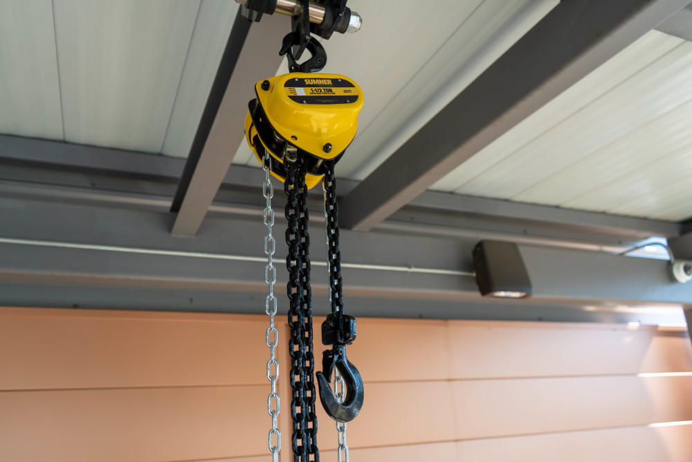 Sumner 1- 1/2-Ton Chain Hoist with 20 ft. Lift and Overload Protection - Ascmtools