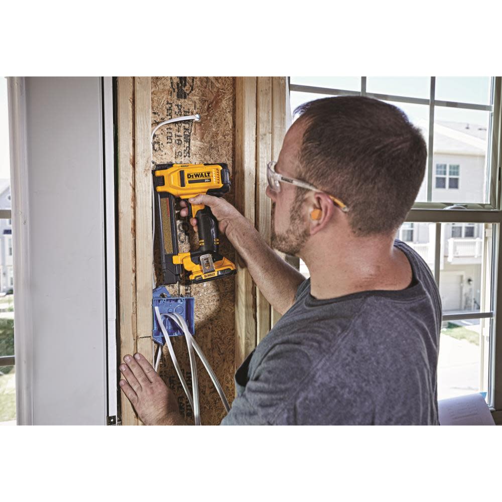 DEWALT 20V MAX* Cordless Cable Stapler Kit - Ascmtools