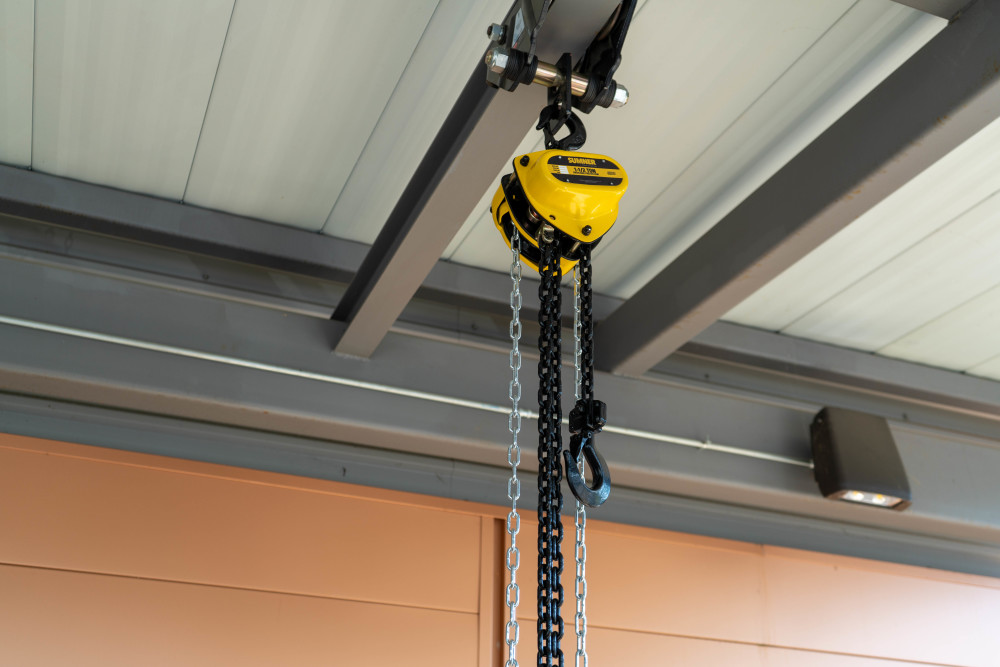 Sumner 1- 1/2-Ton Chain Hoist with 20 ft. Lift and Overload Protection - Ascmtools