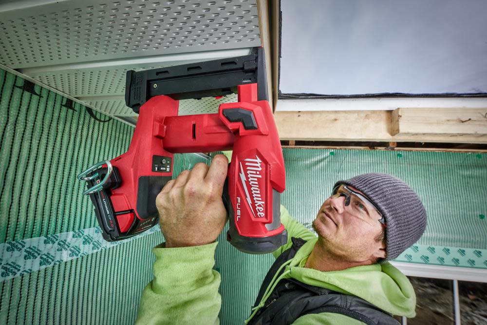 Milwaukee M18 FUEL 18ga 1/4″ Narrow Crown Stapler Recontitioned - Ascmtools
