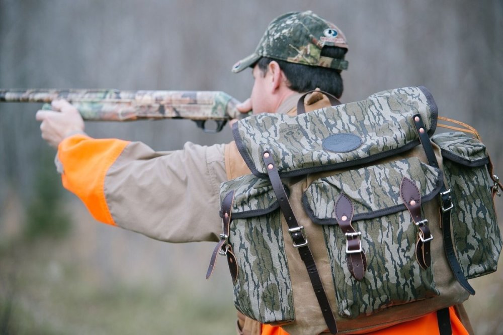 Duluth Pack 24 Liter Capacity Wax Khaki/Mossy Oak Bottomland Dual Wanderer Pack - Ascmtools