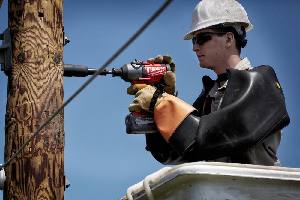 Milwaukee SHOCKWAVE Lineman’s 3-in-1 Distribution Utility Socket - Ascmtools