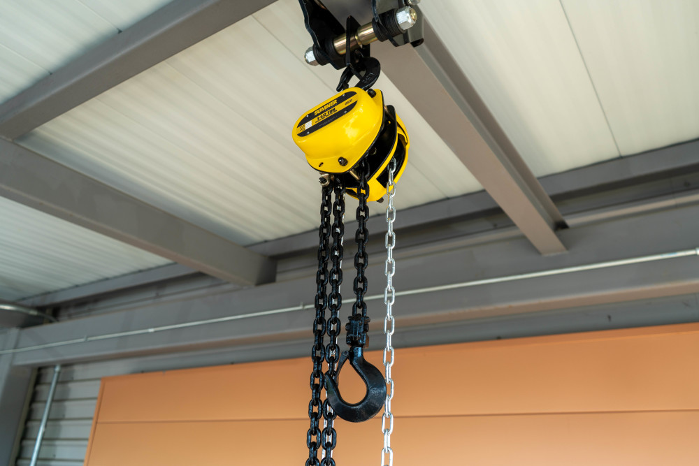 Sumner 1- 1/2-Ton Chain Hoist with 20 ft. Lift and Overload Protection - Ascmtools