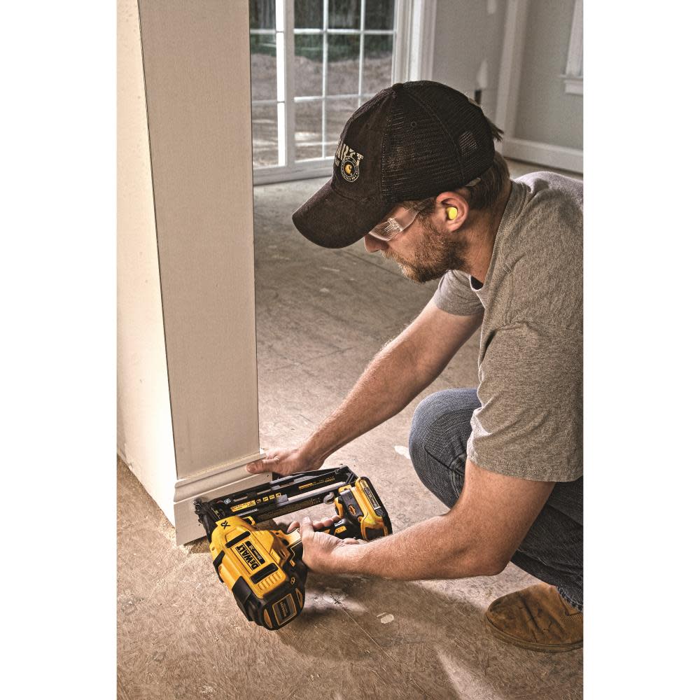 DEWALT 20 V MAX* 16 Gauge Angled Cordless Finish Nailer Kit - Ascmtools