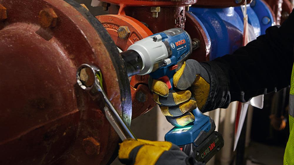 Bosch 18V 1/2″ Mid Torque Impact Wrench Kit Connected Ready with Frictin Ring and Thru Hole and 2 CORE18V 4.0 Ah Compact Batteries - Ascmtools