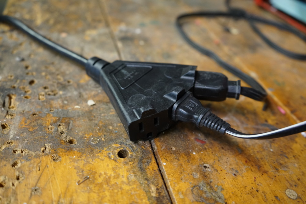 Southwire Retractable Reel Cord 3 Outlet 30′ - Ascmtools