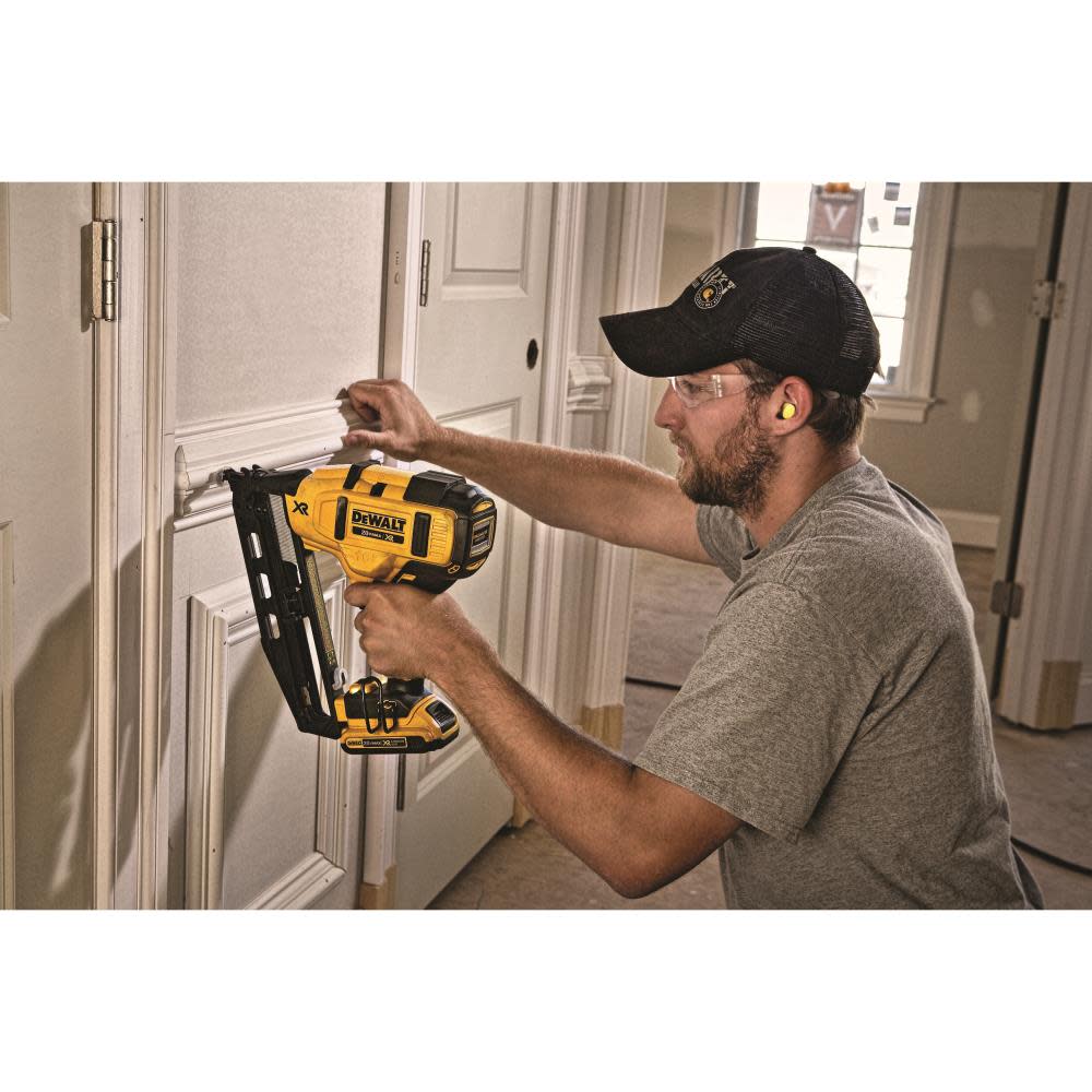 DEWALT 20 V MAX* 16 Gauge Angled Cordless Finish Nailer Kit - Ascmtools