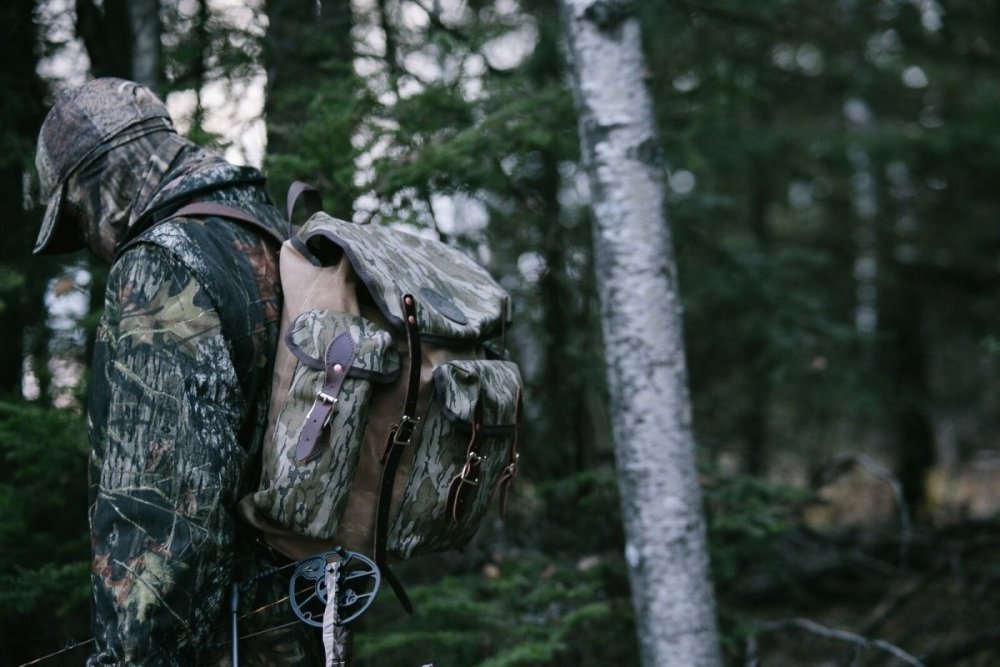 Duluth Pack 24 Liter Capacity Wax Khaki/Mossy Oak Bottomland Dual Wanderer Pack - Ascmtools