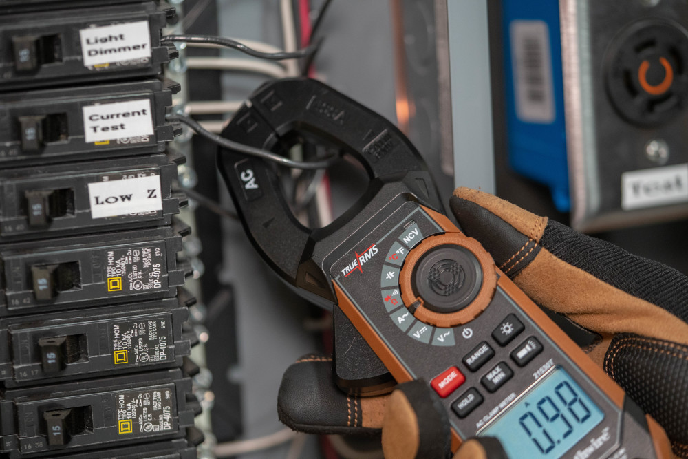 Southwire AC Clamp Meter with Built-In NCV Worklight - Ascmtools