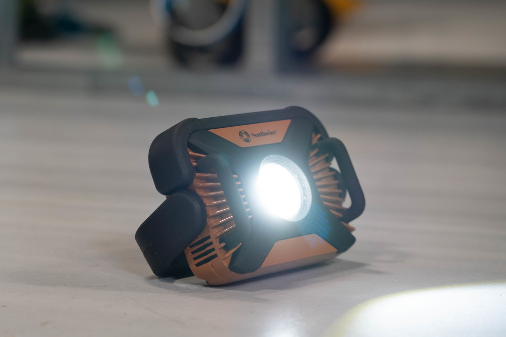 Southwire LED Work Light Rechargeable 2000 Lumen - Ascmtools
