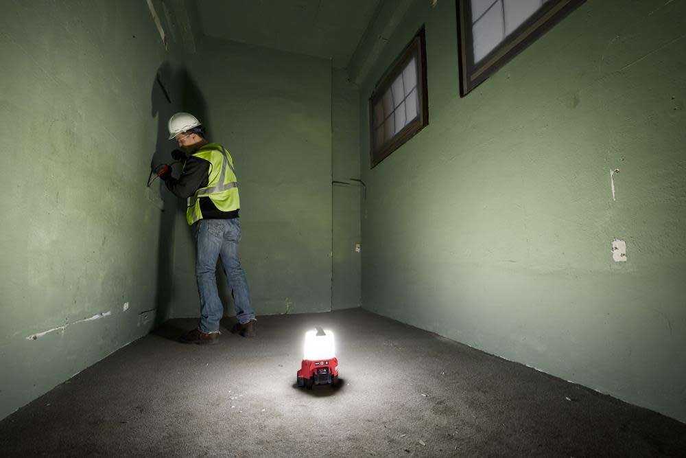 Milwaukee M18 RADIUS Compact Site Light with Flood Mode - Ascmtools