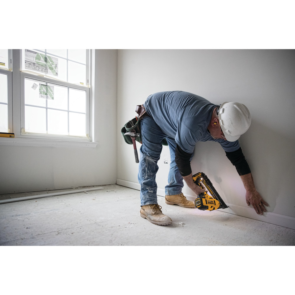 DEWALT 20V MAX XR 15 Gauge Angled Finish Nailer Kit - Ascmtools