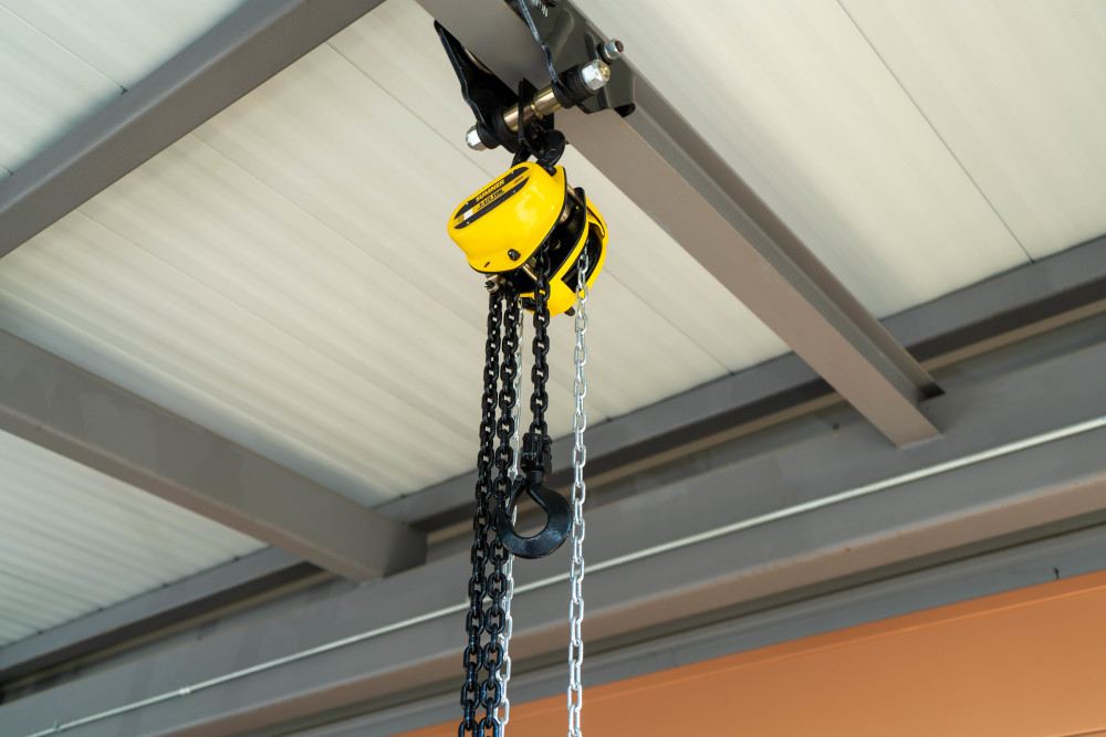 Sumner 1- 1/2-Ton Chain Hoist with 20 ft. Lift and Overload Protection - Ascmtools